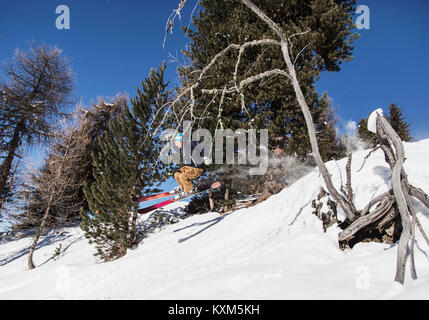 Skifahrer Skifahren, Berg, Springen in der Luft Stockfoto