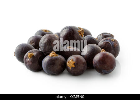 Eine Nahaufnahme von einem Stapel von trockenen Wacholderbeeren isoliert auf Weiss. Stockfoto