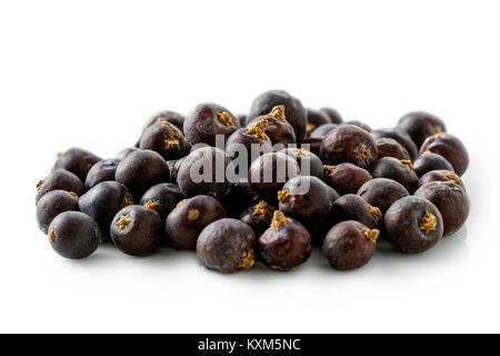 Ein Haufen von trockenen Wacholderbeeren isoliert auf Weiss. Stockfoto