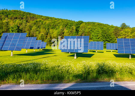 Solar Panels im Bereich entlang der Straße Stockfoto