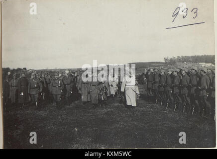 Dieses Foto zeigt den Besuch von König Ludwig III. Von Bayern während einer Truppeninspektion in Bursztyn, wobei die militärische Tradition und die Rolle des Königs während des Ersten Weltkriegs hervorgehoben werden Stockfoto