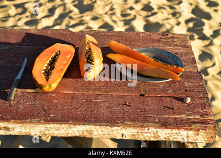 Frisch papaya auf rustikalen Holztisch sand Strand Küste Baja, Mexiko Stockfoto