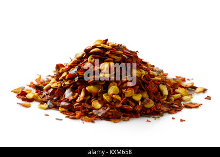 Ein Haufen von grob gemahlenes chili peppers isoliert auf Weiss. Stockfoto