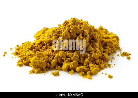Ein Haufen von Curry Pulver isoliert auf Weiss. Stockfoto