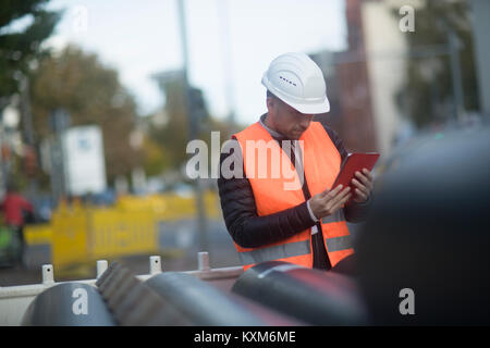 Straße Techniker mit digitalen Tablet Stockfoto