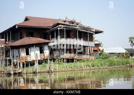 NYAUNGSHWE, MYANMAR - ca. April 2017 alte Kloster auf dem Inle-see Stockfoto