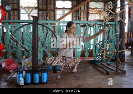 NYAUNGSHWE, MYANMAR - ca. April 2017 Frau in Weberei Stockfoto