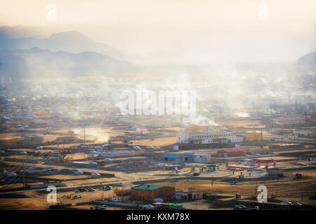 Chowd Hovd Stadt Stadt sunset Rauch Schornsteine der Verbrennung von Kohle, um warm zu bleiben und in kalten mongolischen Winter Stockfoto