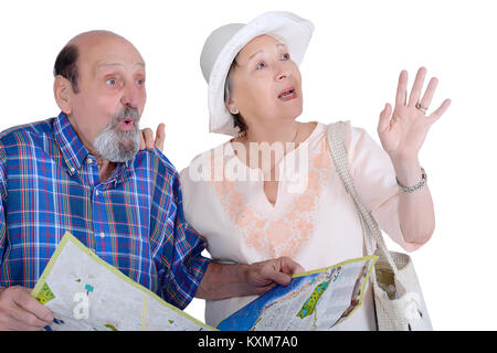 Portrait von Senior Paar mit Karte suchen Sehenswürdigkeiten. Travel Concept. Isoliert weißer Hintergrund Stockfoto