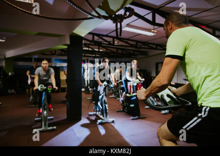 Radfahren klasse Gruppe im Innenbereich. Weightloss Fitness Workout Stockfoto