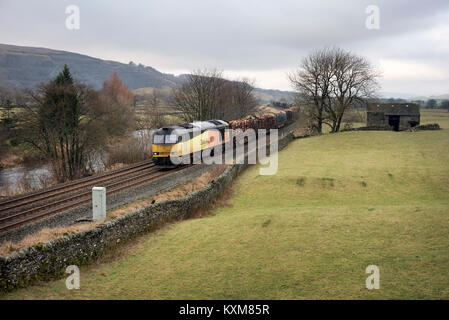 Colas Rail Freight Train Transport Protokolle von Carlisle zu bei Chirk in Wales. Bei Helwith Brücke in der Nähe von Settle, North Yorkshire gesehen Stockfoto