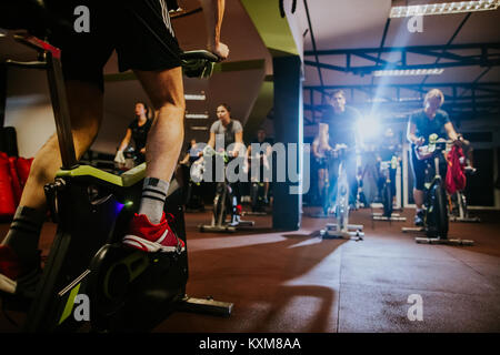 Radfahren klasse Gruppe im Innenbereich. Weightloss Fitness Workout Stockfoto