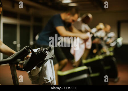 Radfahren klasse Gruppe im Innenbereich. Weightloss Fitness Workout Stockfoto