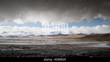 Mongolische Landschaft verschneite Berge Schnee Winter bewölkt Mongolei Stockfoto