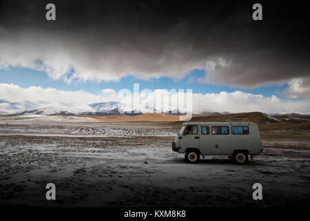 Abenteuer camping Wohnmobil russischen UAZ 452 mongolischen Winter schnee Stockfoto