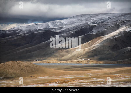 Mongolische Landschaft verschneite Berge Schnee Winter bewölkt Mongolei Stockfoto