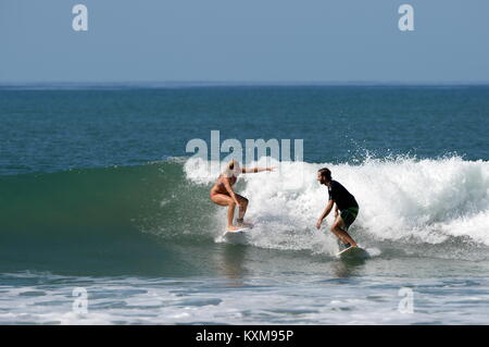 Surfen mit einem Freund (Sequenz 2) in Costa Rica - Neu engagiert Denise und Kris teilen eine Welle zusammen bei Santa Teresa Stockfoto