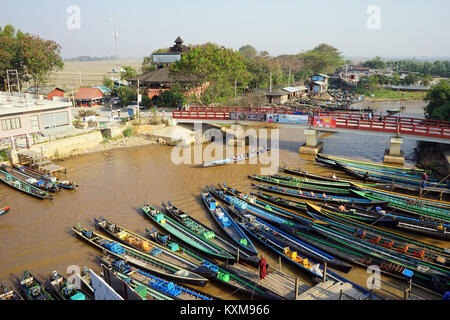 NYAUNGSHWE, MYANMAR - ca. April 2017 zentralen Teil der Stadt mit Blick auf den Fluss Stockfoto