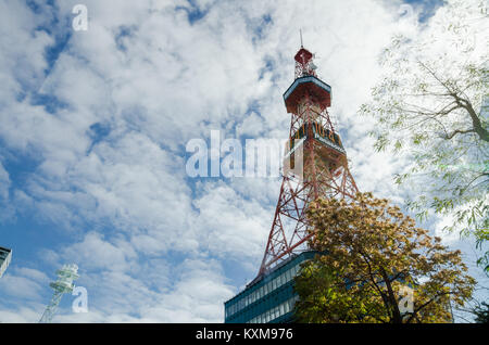 Die Sapporo Fernsehturm, 1957 erbaut, ist ein 147,2 m hoher Fernsehturm mit einer Aussichtsplattform auf einer Höhe von 90.38 m. Auf dem Boden der Odori Park entfernt. Stockfoto