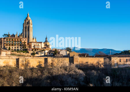 Der Turm der Kathedrale von Segovia Gebäude der Altstadt, die seine Mauern umgeben und im Hintergrund die Sierra de Guadarrama, dass se Stockfoto