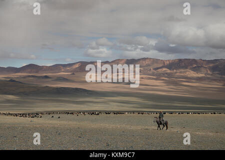 Ziege keeper Hirt Reiter mongolischen Winter Snowy Mountains Stockfoto