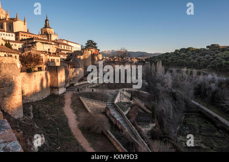 Historischen Zentrum von Segovia mit seiner Kathedrale Wände und Felder und neue Gebäude, die es im Hintergrund, umgeben Sie erhalten die Sierra de Gua zu sehen Stockfoto