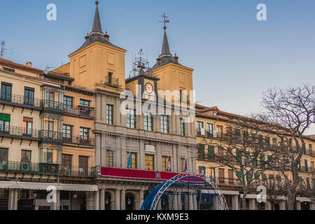 Alte Gebäude auf dem Hauptplatz der historischen Zentrum von Segovia, darunter das Rathaus der Stadt steht. Spanien Stockfoto