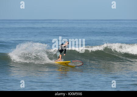 Wandern auf dem Board - Surfen in Costa Rica Stockfoto