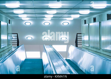 Modernes Interieur mit Rolltreppe. Stockfoto