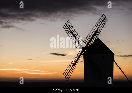 Windmühlen aus dem 16. Jahrhundert von Castilla la Mancha Provinz in Spanien, im neunzehnten Jahrhundert als Outdoor Museen restauriert, sind eine der am meisten Symbol Stockfoto