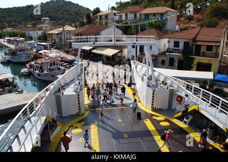 Passagiere und Fahrzeuge Ein- und Aussteigen aus einer Fähre im Hafen von Vathi auf der griechischen Insel Meganissi am 28. August 2008 angedockt. Stockfoto