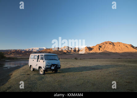 Russische van UAZ 452 Wohnmobil offroad 4x4 sunrise Licht kalter Morgen Mongolei Landschaft Berge Stockfoto