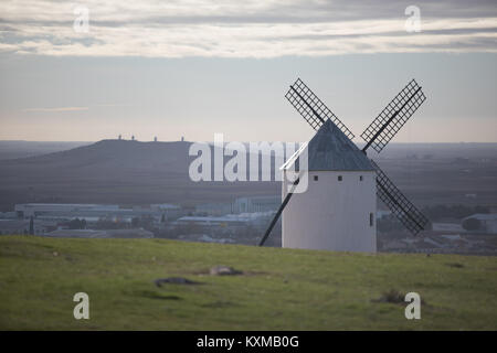 Windmühlen aus dem 16. Jahrhundert von Castilla la Mancha Provinz in Spanien, im neunzehnten Jahrhundert als Outdoor Museen restauriert, sind eine der am meisten Symbol Stockfoto