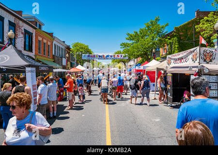 Menge in sonniger Tag am Buskerfest entlang King St W in der Innenstadt von Dundas, Ontario, Kanada statt an einem sonnigen Tag. Stockfoto