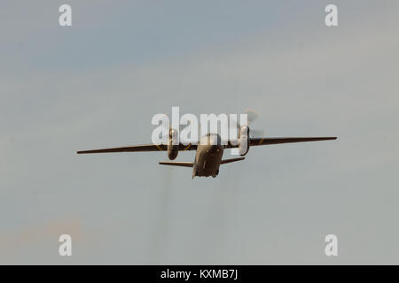 Region Kiew, Ukraine - Januar 5, 2012: die irakische Luftwaffe Antonow An-32-Frachtmaschine Landung auf Sonnenuntergang ist Stockfoto