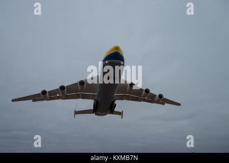 Region Kiew, Ukraine - Januar 8, 2012: Antonow An-225-Frachtmaschine ist die Landung auf Sonnenuntergang Stockfoto