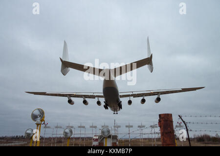 Region Kiew, Ukraine - Januar 8, 2012: Antonow An-225-Frachtmaschine ist die Landung auf Sonnenuntergang Stockfoto