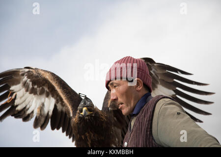 Kasachisch Mongolisch Golden Eagle Hunter Training üben Mongolei traditionellen Lebensstil fox Hunter Stockfoto