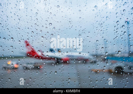 Blick aus dem Flugzeugfenster im regnerischen nicht-fliegenden Wetter regen Stockfoto