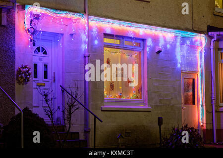 Suburban House außenleuchten elektrisch Weihnachten Dekoration Fenster und Tür Stockfoto