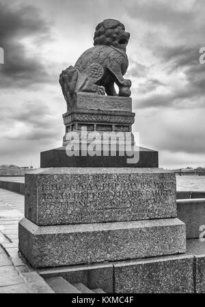 Skulptur der Chinesischen lion Shih Tzu aus der chinesischen Stadt Petrovskaya Girin auf dem Bahndamm in der Nähe des Newa vor dem Hintergrund o Stockfoto