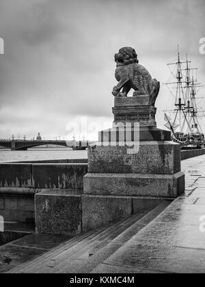 Skulptur auf dem Podest der Chinesischen lion Shih Tzu aus der chinesischen Stadt Jirin der Petrovskaya Damm in der Nähe des Newa auf dem hinterg Stockfoto