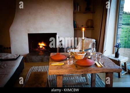 La Ferme du vent, Ferienwohnung in der Bretagne. Abendessen im The Kled mit Kamin und Kerzenlicht Stockfoto