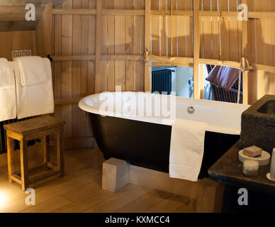 Innenraum eines Kled an der Ferme du Vent in der Nähe von Château Richeux, Saint-Malo, Frankreich. Die freistehende Badewanne im Schlafzimmer ist voll funktionsfähig. Ein separates Bad mit Dusche ist ebenfalls im Klled La Fenouillette vorhanden Stockfoto