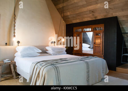 Ein antikes bretonisches Klappbett wurde in dieses Schlafzimmer als Kinderbett eingebaut. La Ferme du vent, Ferienwohnung in der Bretagne Stockfoto