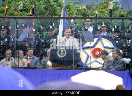 Präsidenten der Vereinigten Staaten George H.W. Bush macht Bemerkungen in den Dienst der achten jährlichen nationalen Frieden Offiziere' Memorial Day" im Westen vor dem Kapitol in Washington, DC am Montag, 15. Mai 1989. Credit: Ron Sachs/CNP/MediaPunch Stockfoto