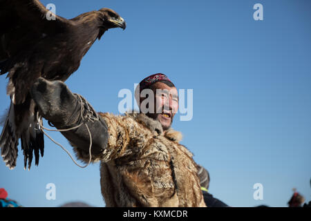 Golden Eagle Hunter kasachischen Eagle festival Bayan Ulgii Ölgii Mongolei Stockfoto