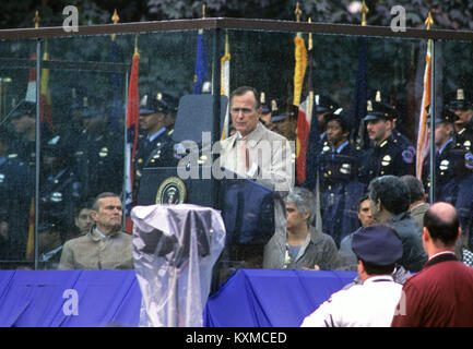 Präsidenten der Vereinigten Staaten George H.W. Bush macht Bemerkungen in den Dienst der achten jährlichen nationalen Frieden Offiziere' Memorial Day" im Westen vor dem Kapitol in Washington, DC am Montag, 15. Mai 1989. Credit: Ron Sachs/CNP/MediaPunch Stockfoto