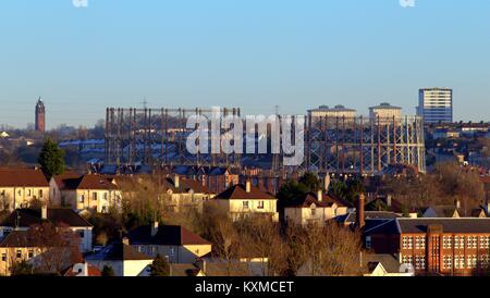 Luftbild/Bügeleisen Gasometer der Tempel Gaswerk in Kelvindale anniesland Kreuz, Sehenswürdigkeiten durch die Forth & Clyde Kanal. knightswood im Vordergrund Stockfoto