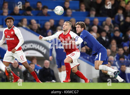 Jack Wilshere Arsenal und Chelsea's Marcos Alonso (rechts) Kampf um den Ball während der carabao Cup Halbfinale, Hinspiel Match an der Stamford Bridge, London. Stockfoto